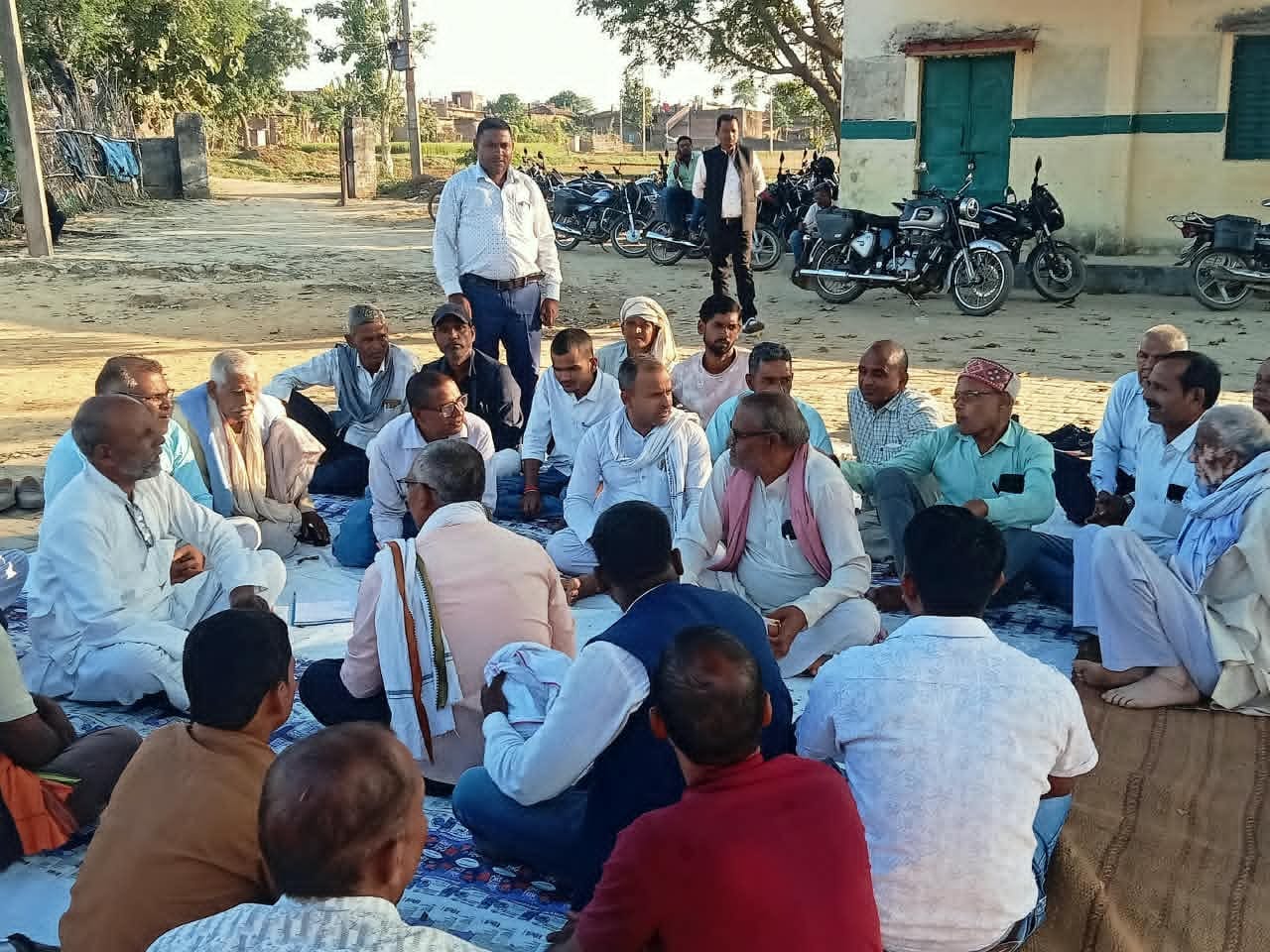 गोवर्धन पूजा की तैयारी को लेकर कोन क्षेत्र में बैठक करते लोग। जागरूक पाठक