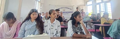 घंडालवीं कॉलेज में संयुक्त राष्ट्र संघ दिवस के अवसर पर आयोजित सेमिनार में उपस्थित विद्यार्थी। स