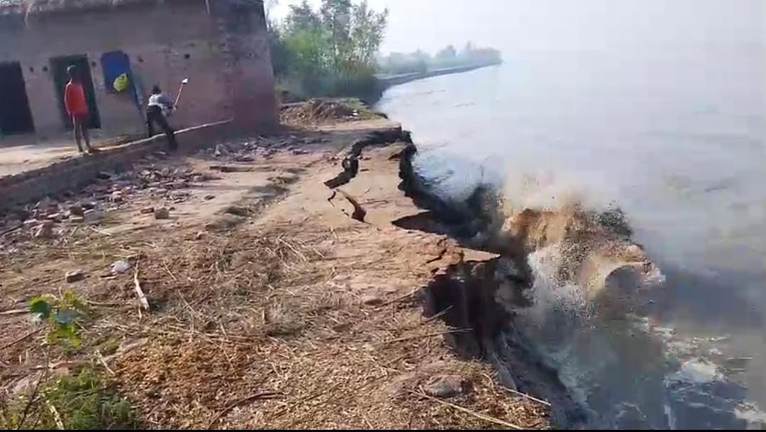 Lakhimpur Kheri News: घाघरा नदी के रौद्र रूप को देख घरों पर खुद हथौड़े चला रहे ग्रामीण