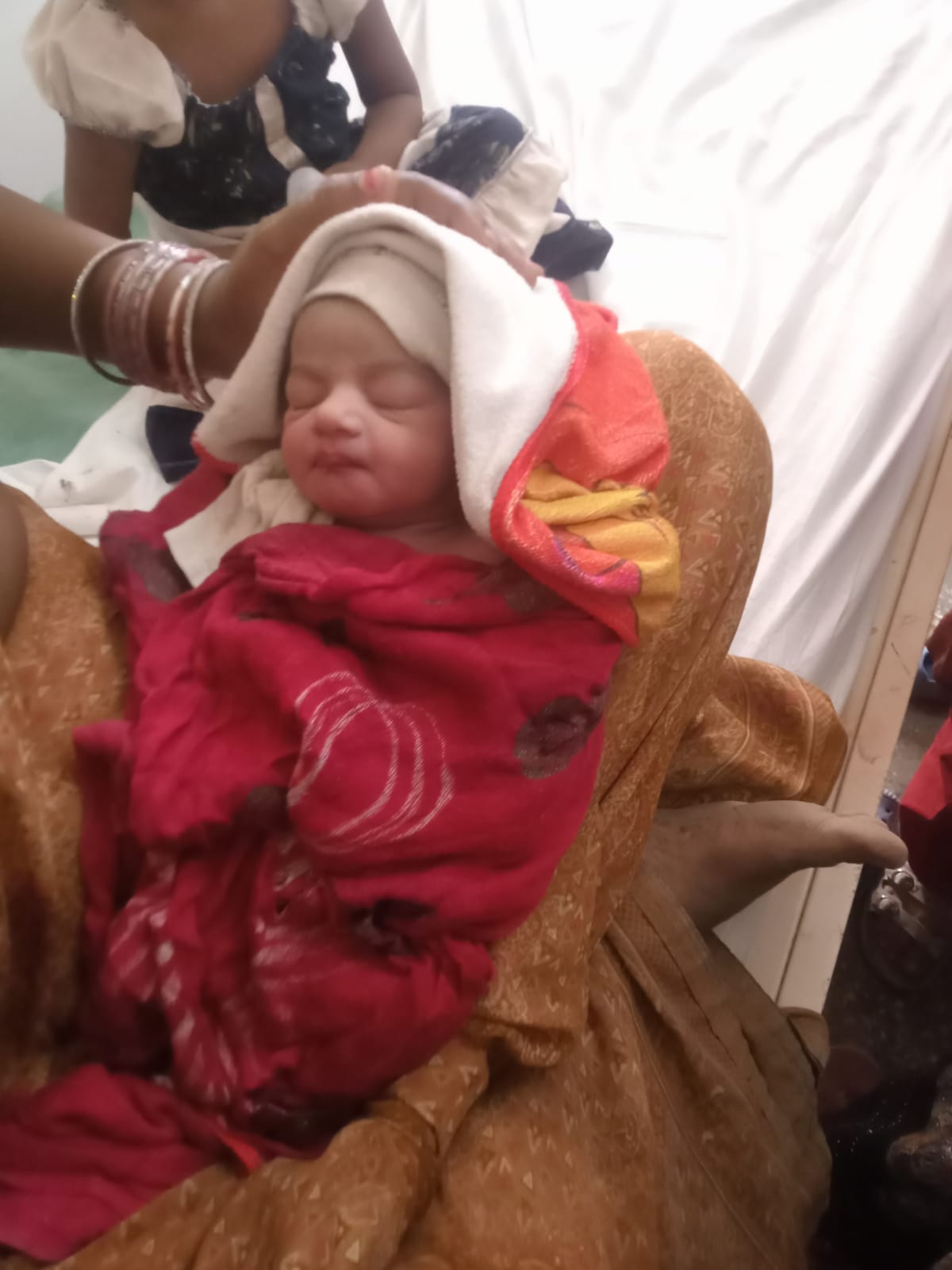 घोसी कोतवाली क्षेत्र के भटमिला ग्राम पंचायत के पांडेपार गांव स्थित कुंए में मिली नवजात बच्ची। 