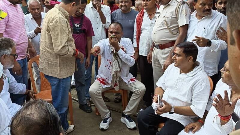 बिहार: 13 बच्चों के दशकर्म में हिंसक झड़प, प्रशांत किशोर के सामने चले लाठी-डंडे; जदयू नेता का सिर फटा