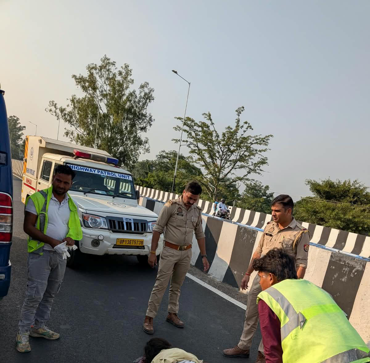 Hapur News: नेशनल हाईवे पर अज्ञात वाहन की टक्कर से व्यक्ति की मौत