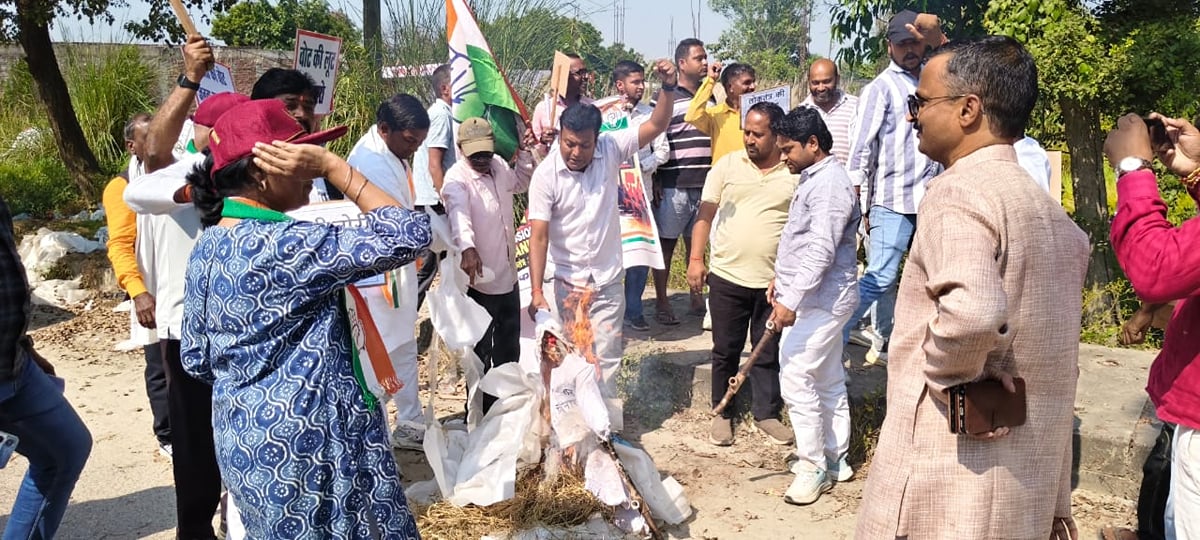Basti News: कांग्रेस कार्यकर्ताओं ने ज्ञानेश कुमार का पुतला फूंका, इस्तीफे की मांग