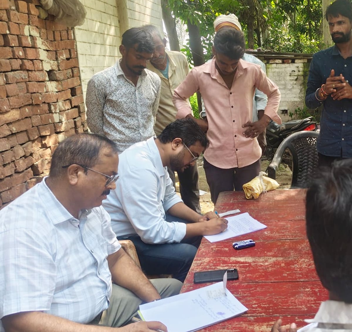 Balrampur News: अंगूठा लगवाकर राशन हड़पा, कोटे से 198 क्विंटल खाद्यान्न गायब
