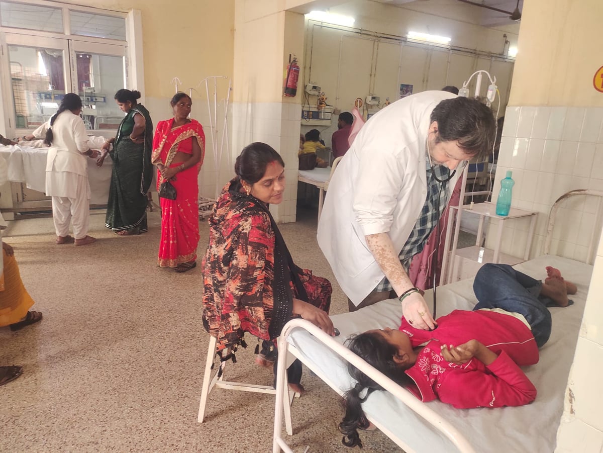 Basti News: बदलते मौसम में बच्चों में गले के संक्रमण का खतरा