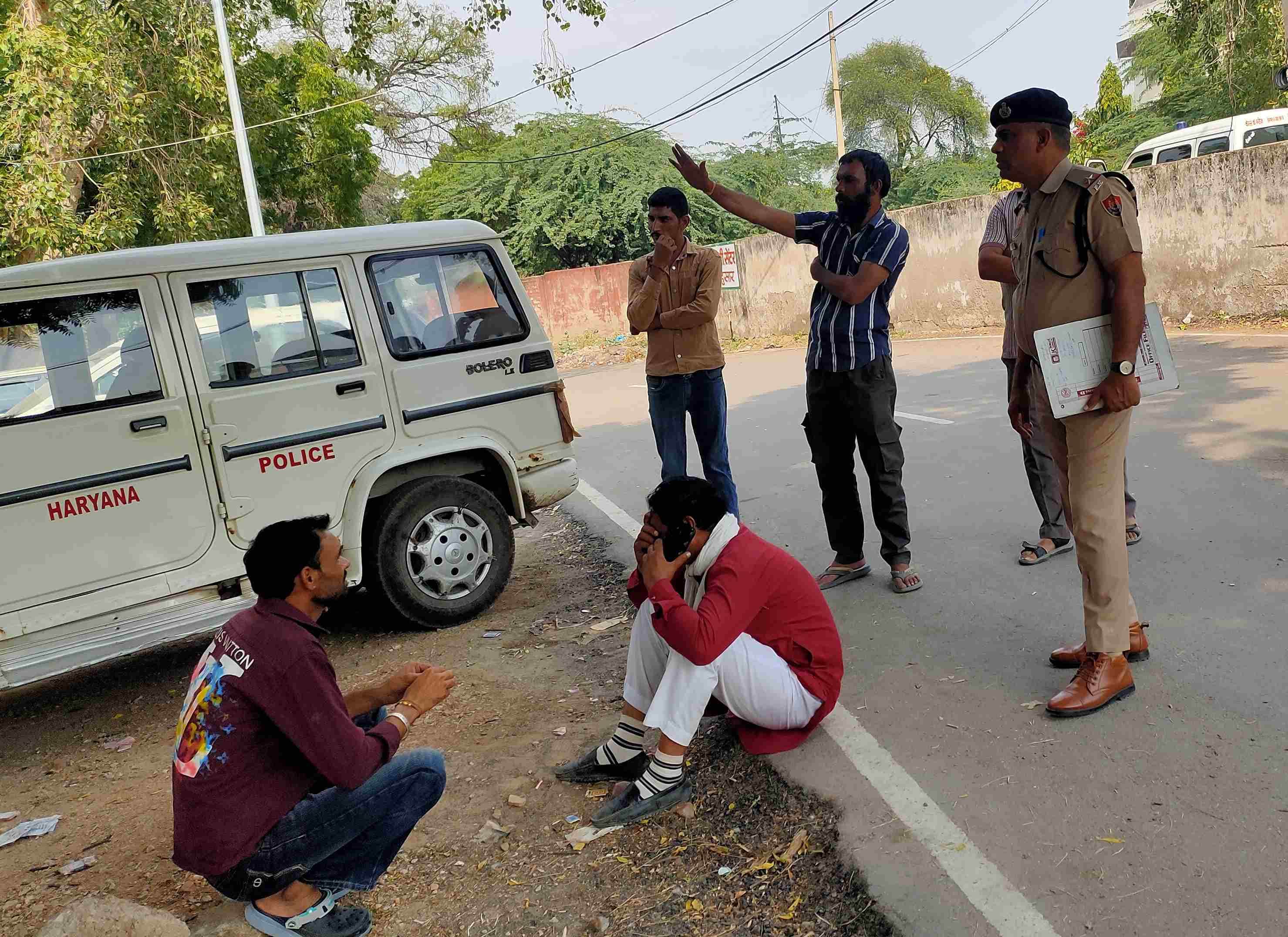 जिला नागरिक अस्पताल की मोर्चरी में बैठे करण के पिता व परिजन। 