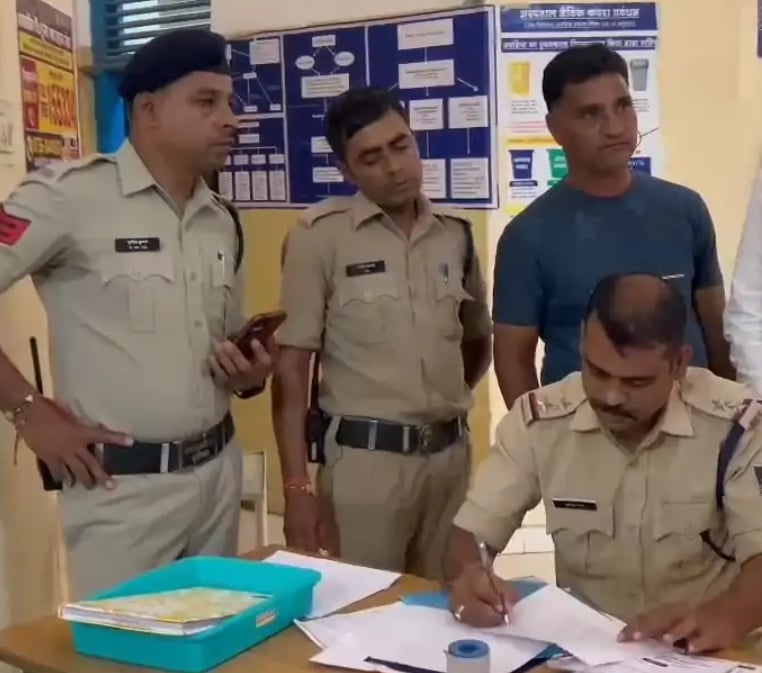 आलीराजपुर: घर के बाहर खड़े जिला पंचायत कर्मचारी पर फालिए से वार, गले में आए चार टांके
