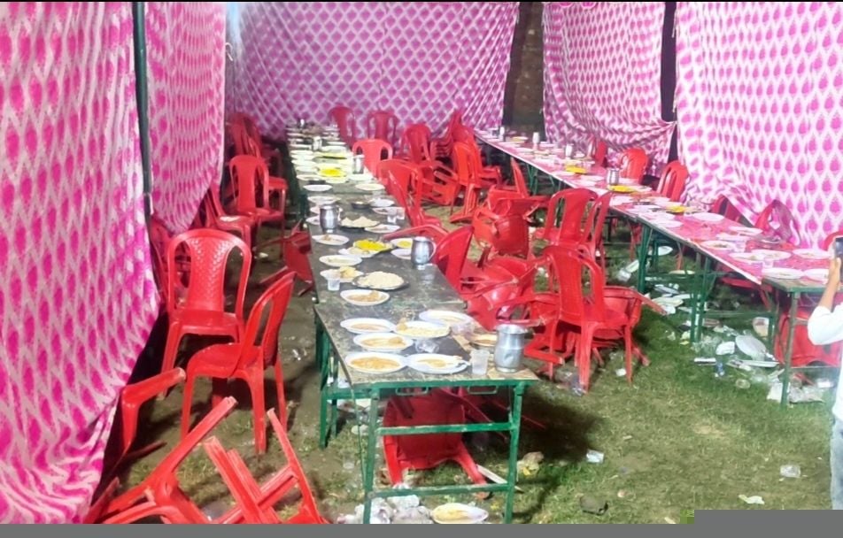 Shahjahanpur News: कपड़ों पर सब्जी गिरने से हुआ विवाद बरातियों व घरातियों में चलीं कुर्सियां