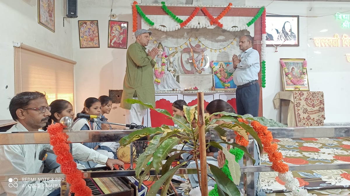 Etah News: विद्यार्थियों को दी महर्षि वाल्मीकि के आदर्शों की जानकारी