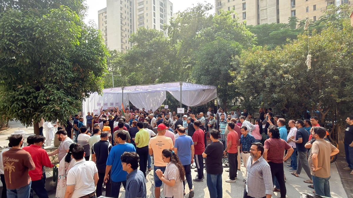 Noida News: जेपी विशटाउन में तीसरे दिन भी धरना जारी, निवासियों ने की नारेबाजी