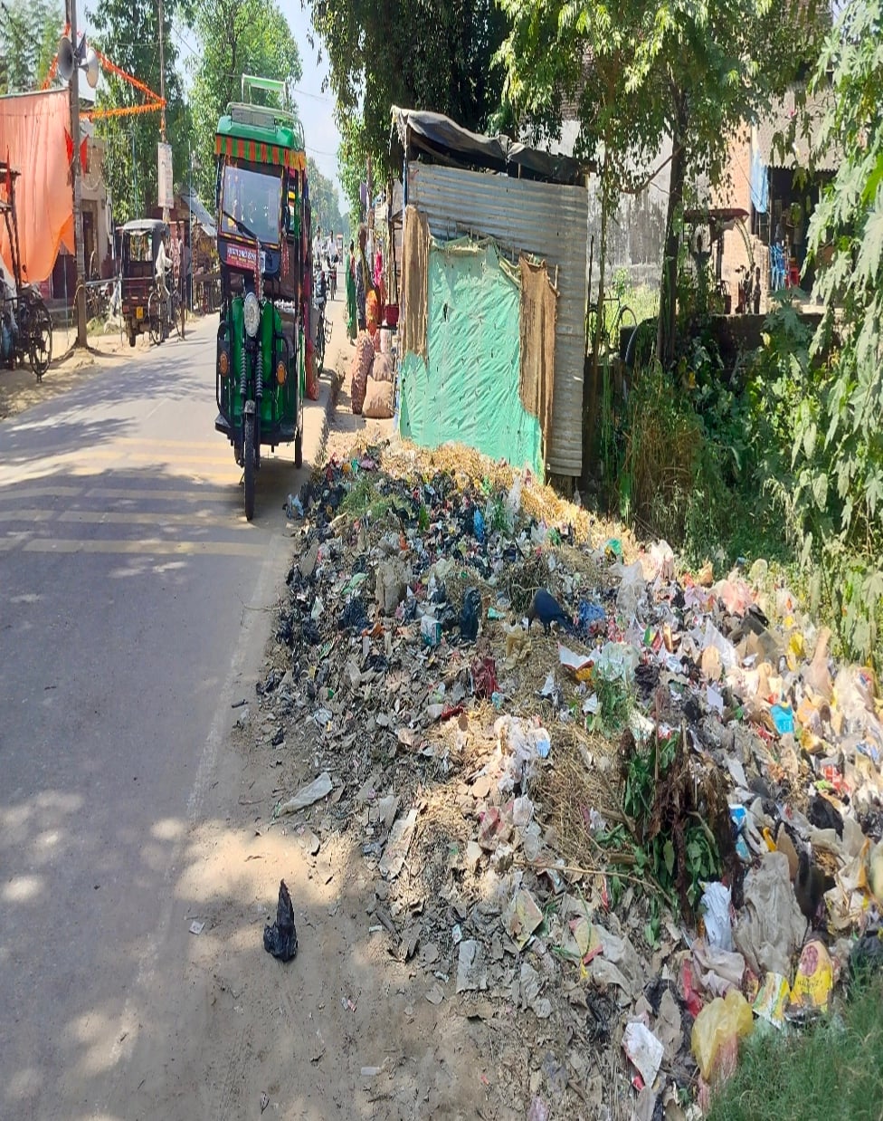 Maharajganj News: चाैराहे पर कचरे का ढेर, आवाजाही दुश्वार