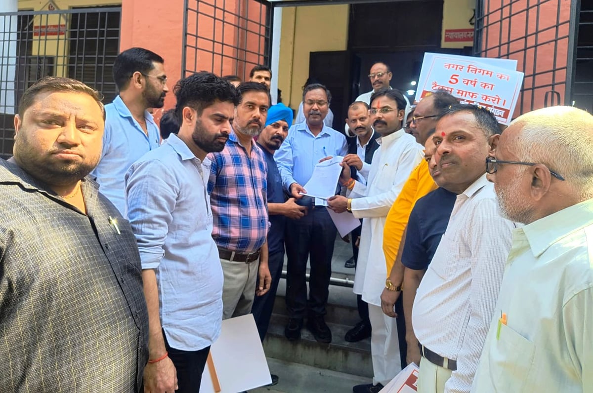 Shahjahanpur News: जनराज्य फ्रंट ने कलक्ट्रेट तक निकाली पैदल यात्रा