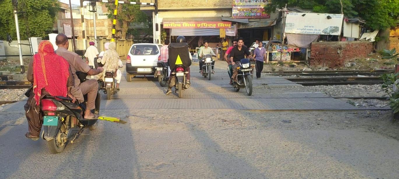 कालांवाली । रेलवे फाटक के बीच उखड़ी सड़क और बाहर निकले पत्थरों के कारण परेशान वाहन चालक। संवाद