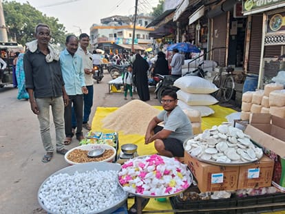 करारी लाई गट्टा व चीनी से बने सामान की खरीदारी करते लोग संवाद