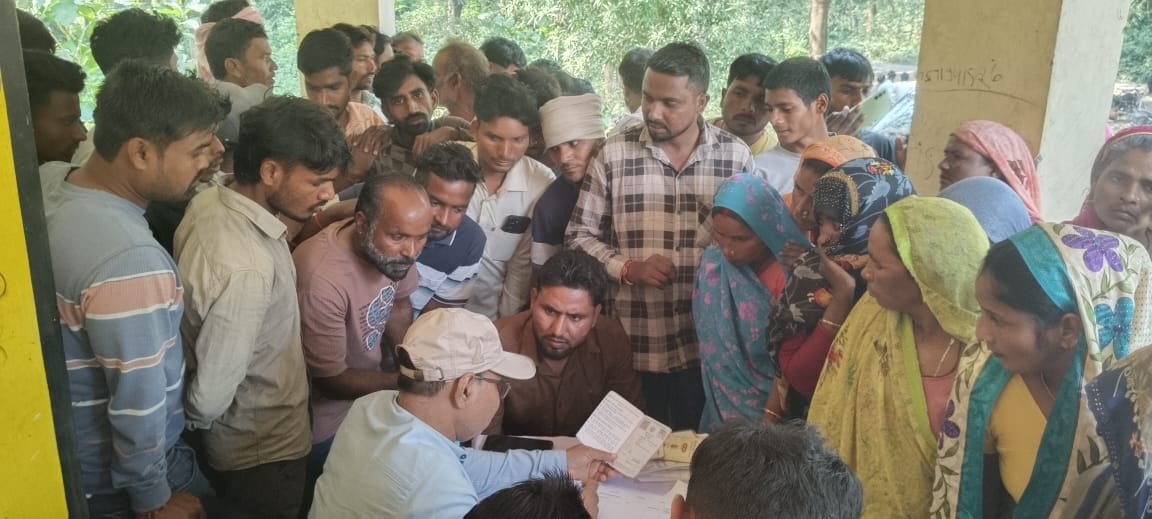 Lakhimpur Kheri News: राशन की घटतौली से नाराजगी, वसूली के आरोपों पर हंगामा
