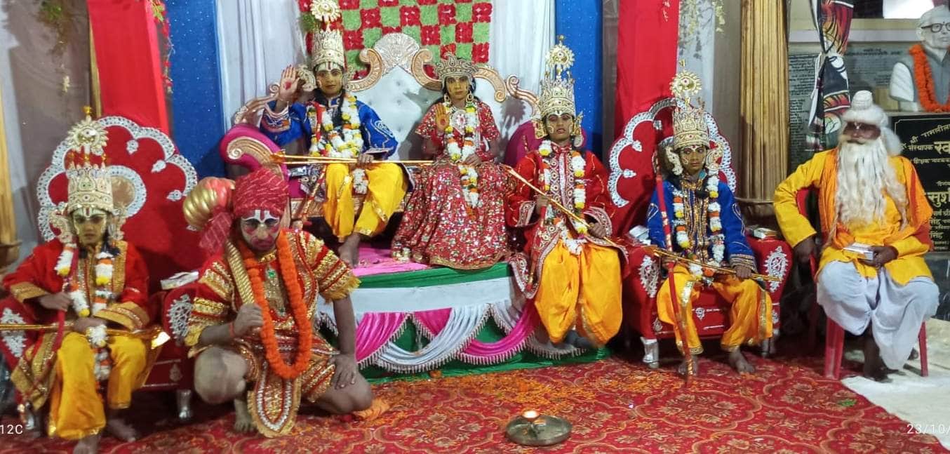 कंदवा के अरंगी में भरत मिलाप का मंचन करते कलाकार। स्रोत:-जागरूक पाठक