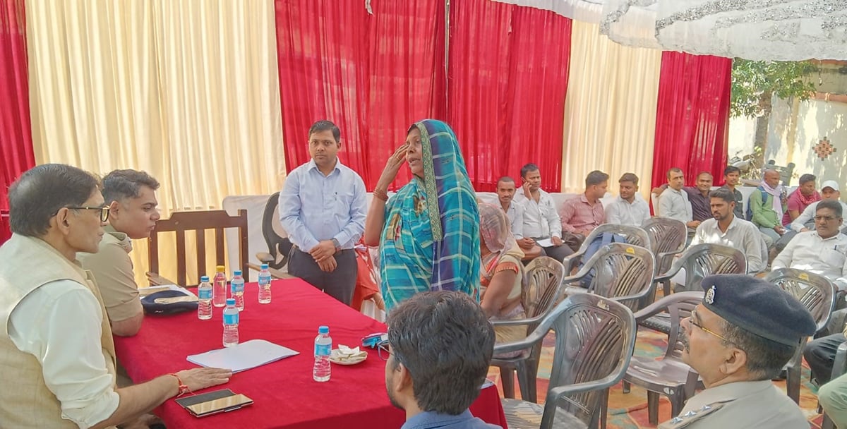 Ballia News: जमीन के विवादों ने उलझाया, 136 शिकायतों में से 21 का ही समाधान