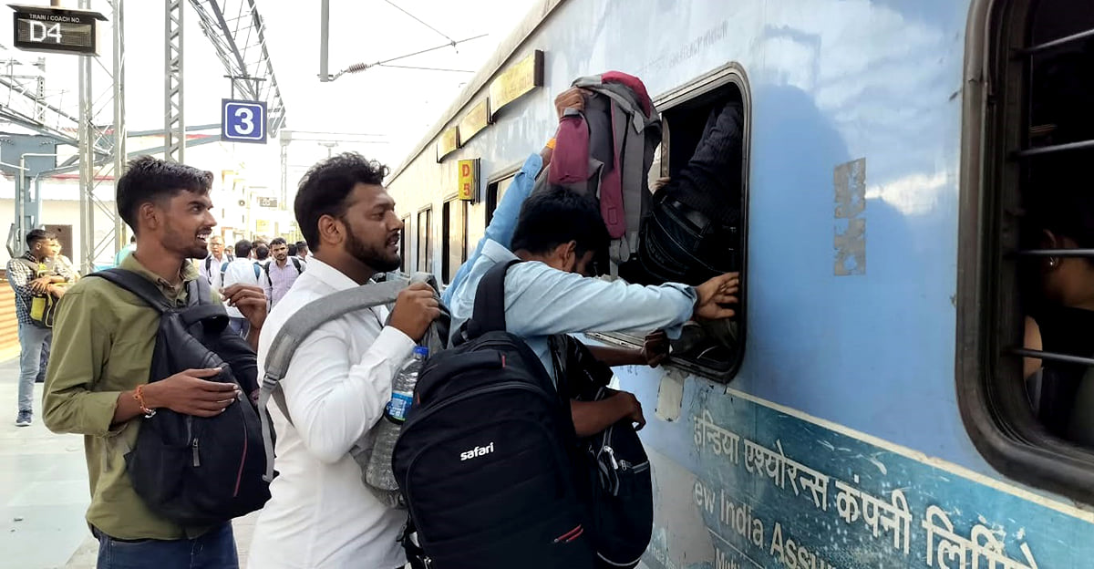 Bulandshahar News: पीईटी परीक्षा को लेकर रेलवे स्टेशन पर भीड़, ट्रेनों में खिड़कियों से घुसे परीक्षार्थी