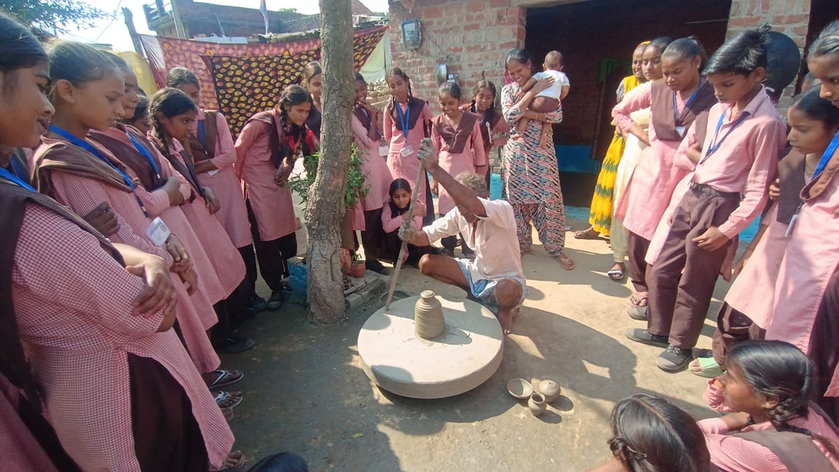 Pilibhit News: बैगलेस डे पर विद्यार्थियों ने जाना निर्माण कार्यों और सार्वजनिक सेवाओं का महत्व