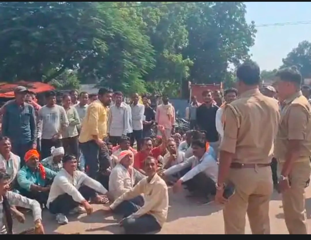 Lalitpur News: अधिकारियों ने खुलवाई खाद वितरण समिति, किसानों ने जाम खोला