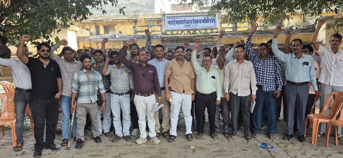 Budaun News: पैक्स कर्मियों ने नियमित वेतन व कैशलेस इलाज की मांग को लेकर किया प्रदर्शन