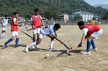 मंडी के पड्डल में आयोजित एसपीयू विश्वविद्यालय  अंतर-महाविद्यालय हॉकी प्रतियोगिता के मैच में दमख
