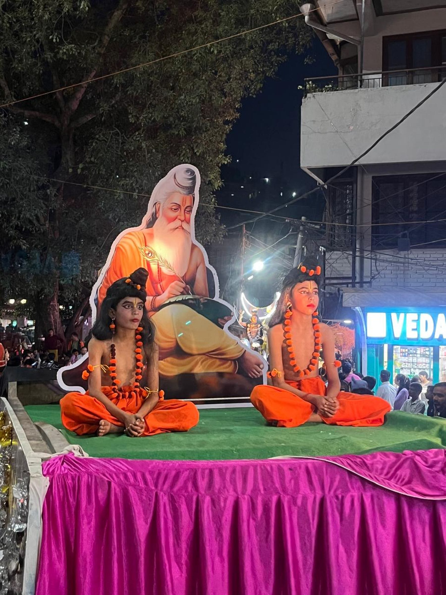 मंडी शहर में महर्षि वाल्मीकि प्रकटोत्सव के अवसर पर निकाली गई लव-कुश की मनमोहक झांकी। संवाद