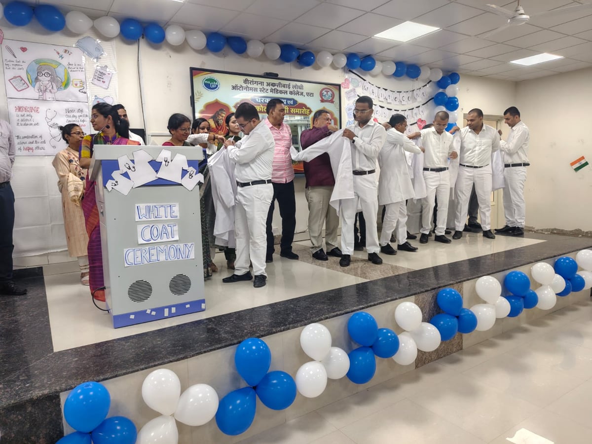 Etah News: मेडिकल कॉलेज में नवप्रवेशी छात्रों को दिलाई चरक शपथ