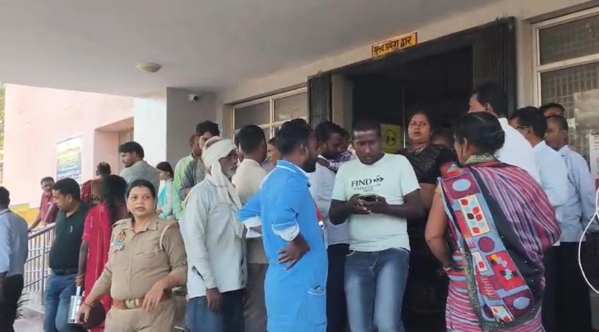महिला की मौत के बाद महिला अस्पताल में हंगामा करते परिजन।स्रोत वीडियो ग्रेव्स