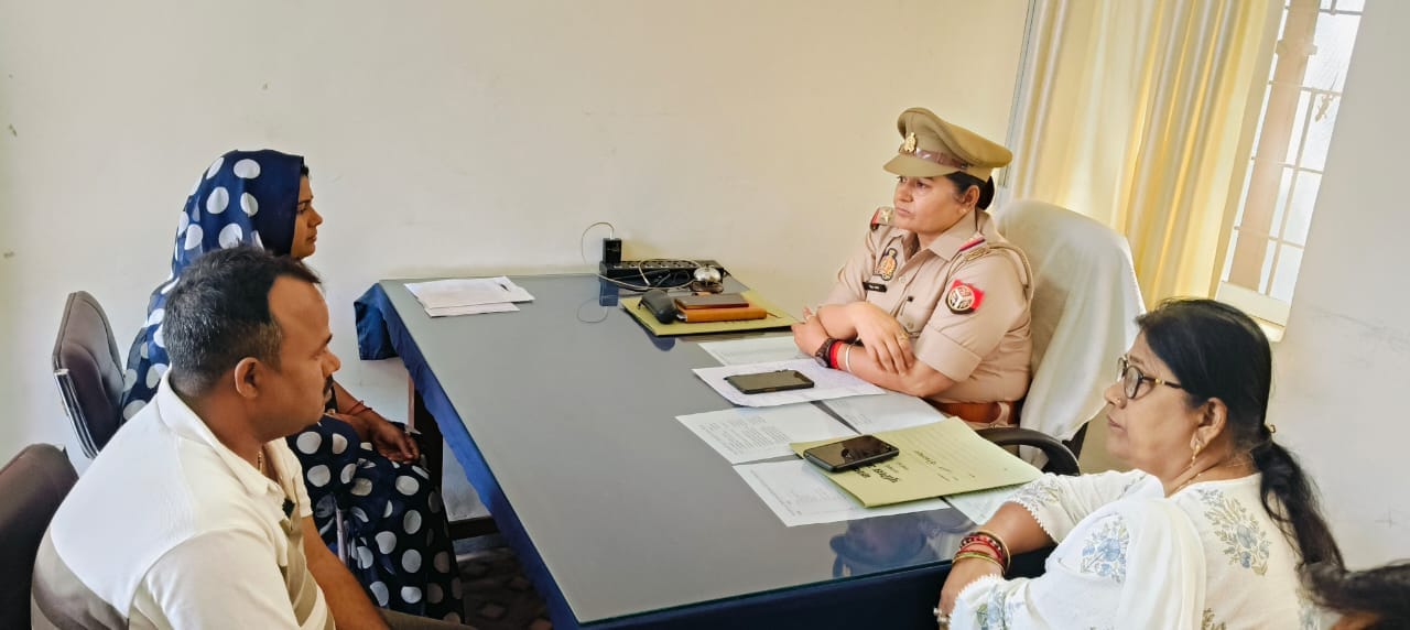 महिला थाना के परिवार परामर्श केंद्र में बिछड़े दंपती की काउंसिलिंग करती थाना प्रभारी रीता यादव।
