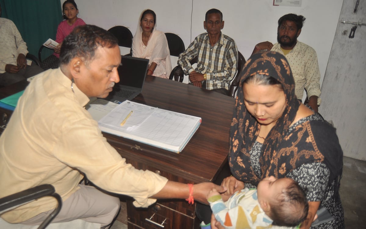 Hapur News: बदले मौसम में सर्दी-बुखार के बढ़े मरीज, खांसी कर रही बेहाल