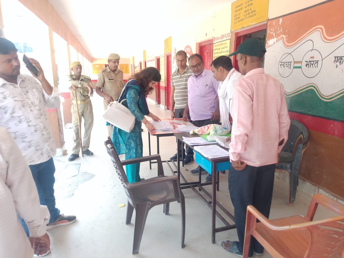Sant Kabir Nagar News: बूथ दिवस ः 500 फाॅर्म पोर्टल पर अपलोड