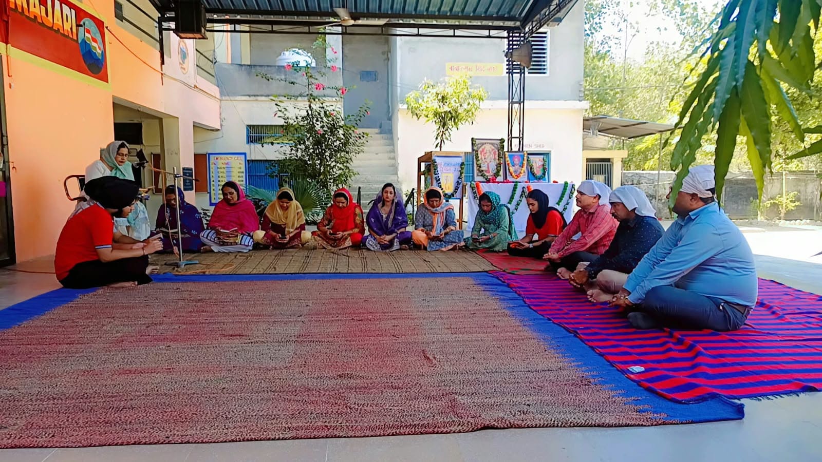 मजारी स्कूल में आयोजित सुखमणि साहिब के पाठ में मौजूद स्टाफ। स्रोत: स्कूल प्रबंधन