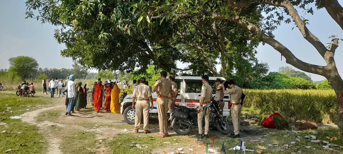 Ballia News: ईंट भट्ठे के पास खोदे गए गड्ढे में मिला महिला का शव