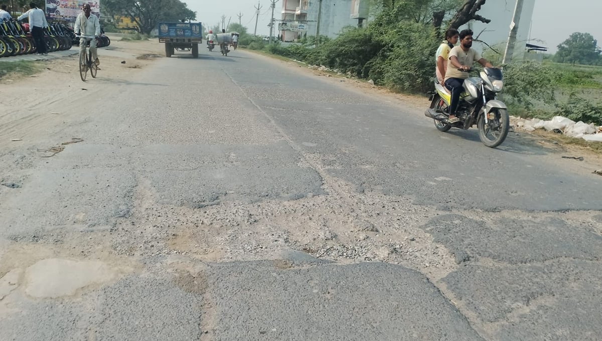 Shahjahanpur News: हाईवे पर गड्ढे ही गड्ढे, हादसों की आशंका