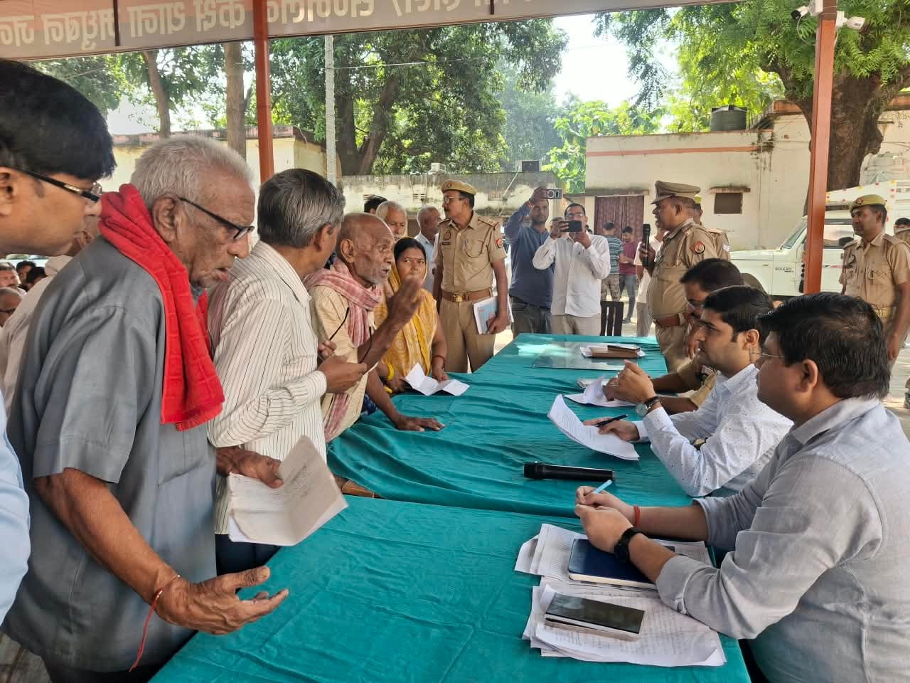 मधुबन थाने में समाधान दिवस पर समस्या सुनते जिलाधिकारी आनंद वर्धन और एसपी सर्वेश कुमार मिश्रा। 