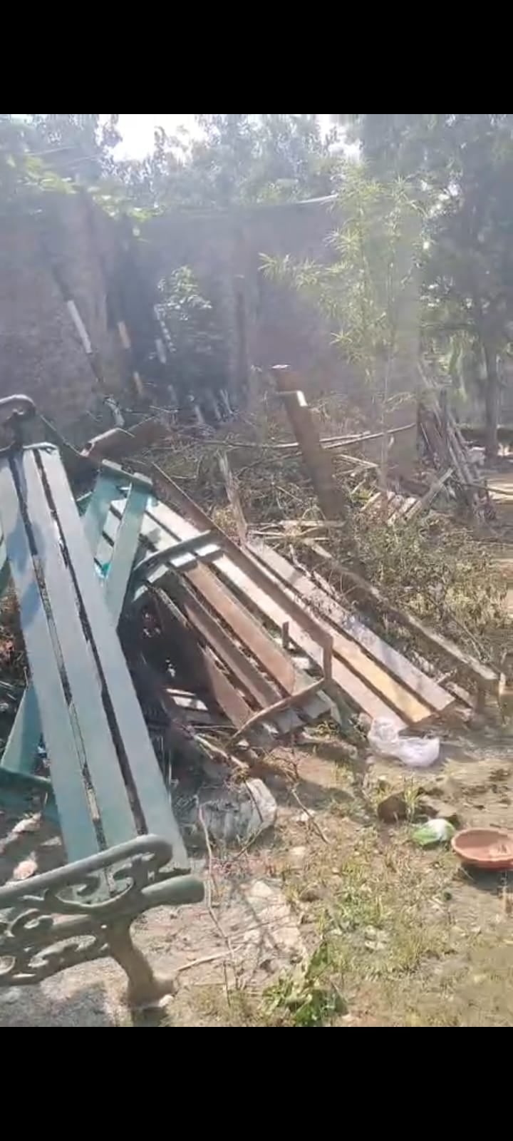 मेरी आवाज सुनो : पार्क में डाल रहे कूड़ा