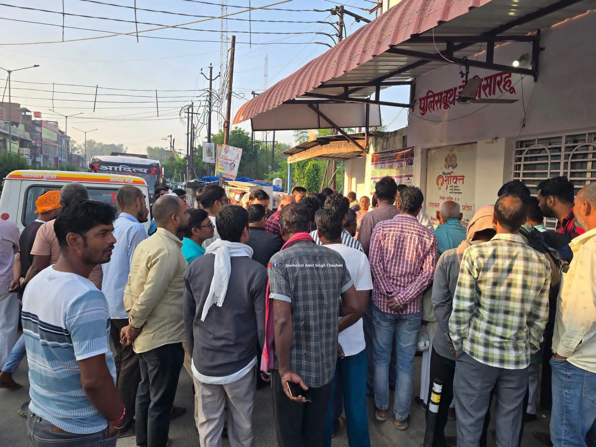 नगर के आजमगढ़ मोड़ पर यातायात निरीक्षक द्वारा बस सीज किए जाने के बाद जुटी लोगों की भीड़। स्रोत-