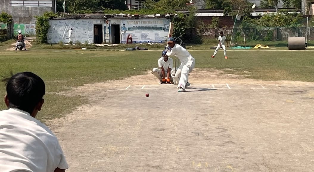 नगर के सहादतपुरा स्थित मैदान पर आयोजित क्रिकेट मैच में शाॅट लगाता बल्लेबाज। संवाद