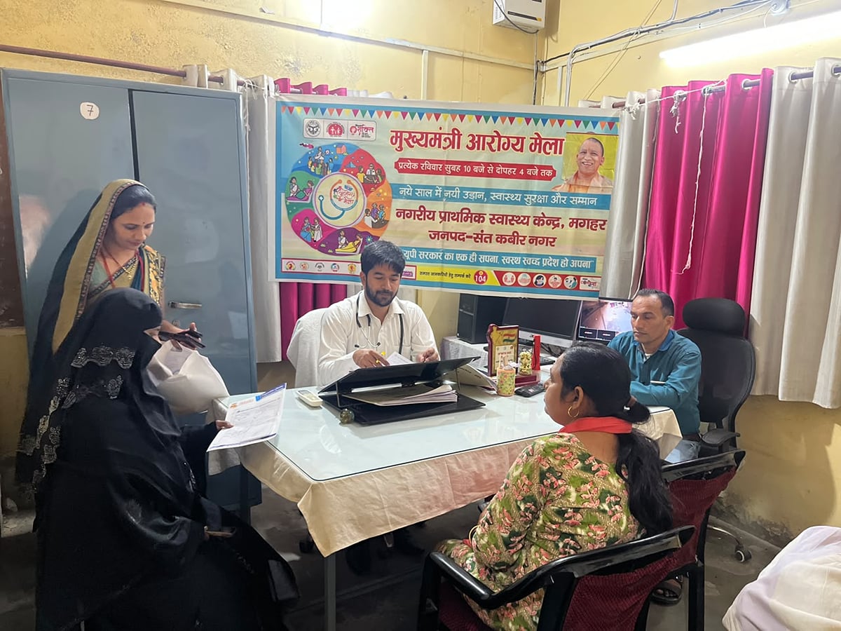 Sant Kabir Nagar News: आरोग्य मेले में पहुंचे त्वचा, शुगर के मरीज