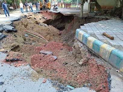 Agra News: पालीवाल पार्क में पाइपलाइन लीकेज से धंसी 40 फीट लंबी सड़क