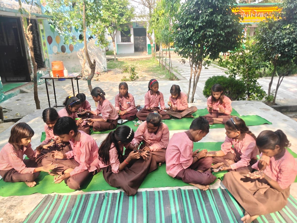 Etah News: छात्राओं ने मेहंदी प्रतियोगिता में दिखाई प्रतिभा