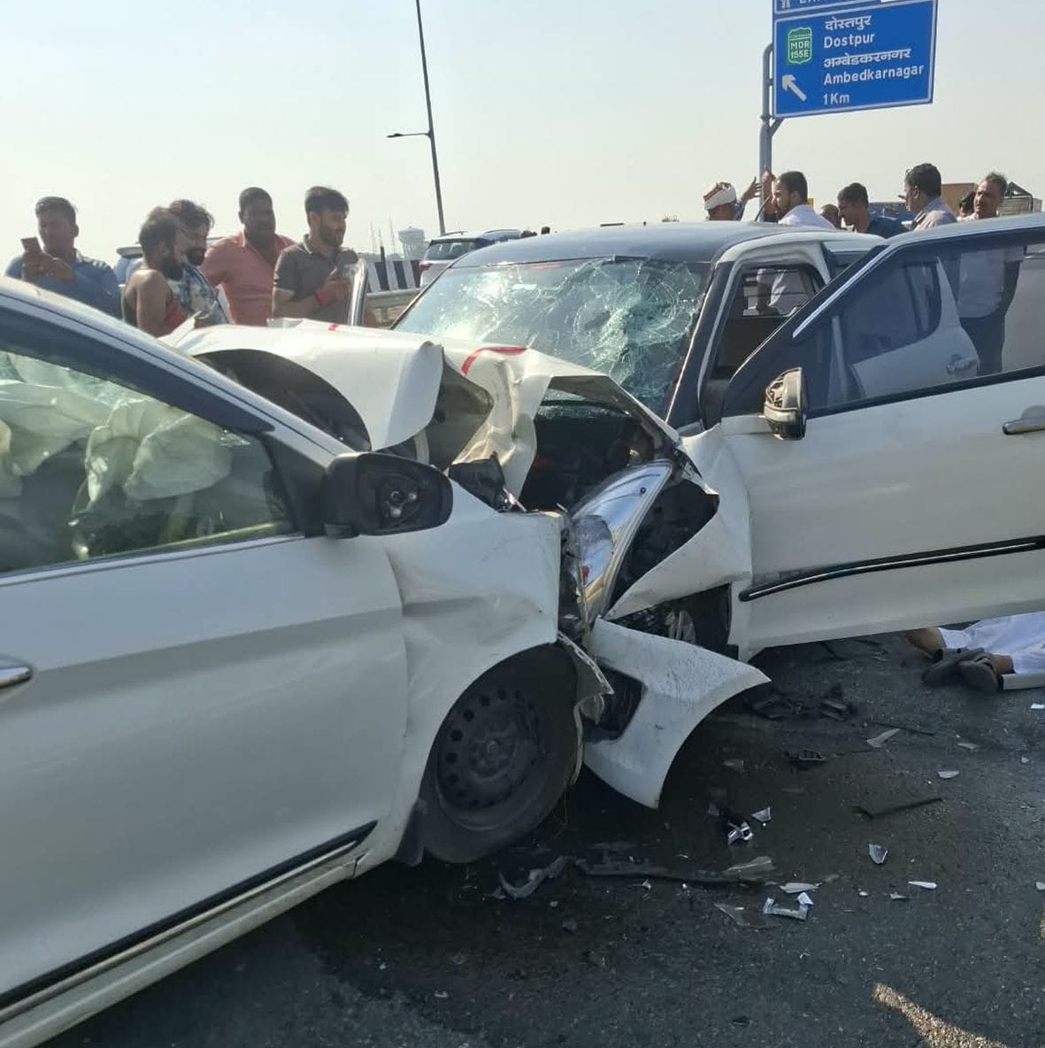  पूर्वांचल एक्सप्रेस वे पर बढ़ौली के पास दुर्घटनाग्रस्त कारें। स्रोत-यूपीडा