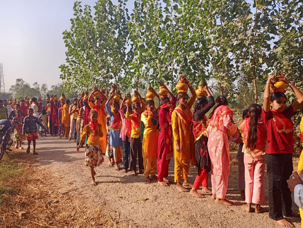 Shahjahanpur News: श्रीमद्भागवत कथा का शुभारंभ, कलश यात्रा निकली