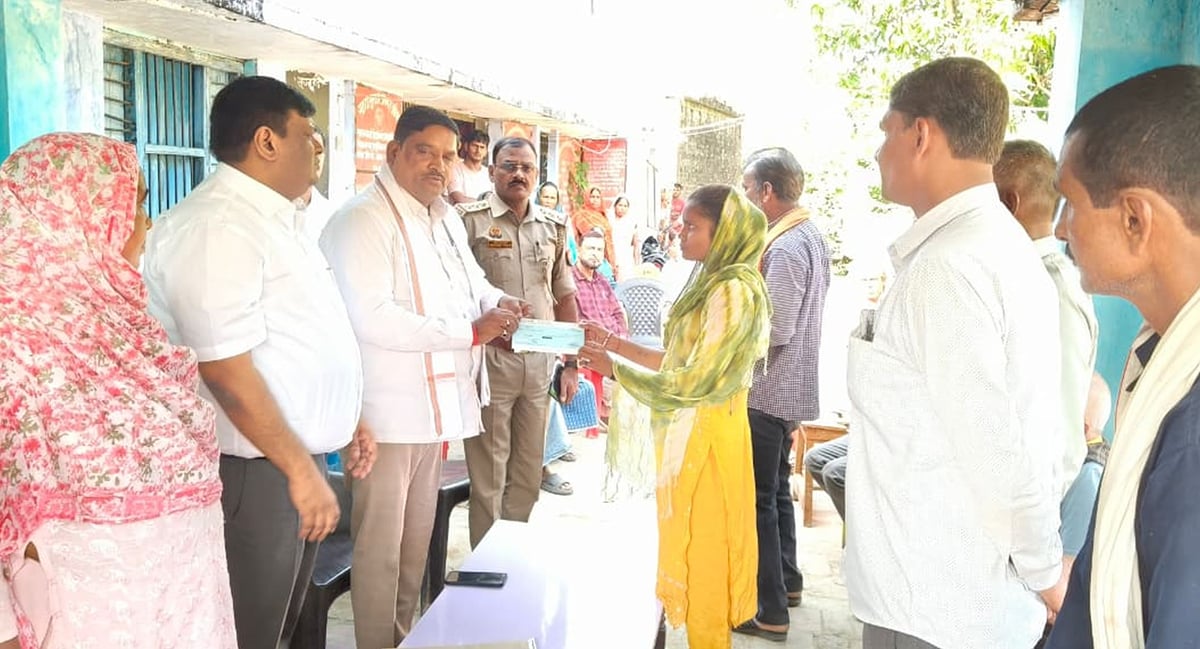 Balrampur News: दुर्गा मंदिर हादसे के पीड़ित परिवारों को मिली आर्थिक मदद