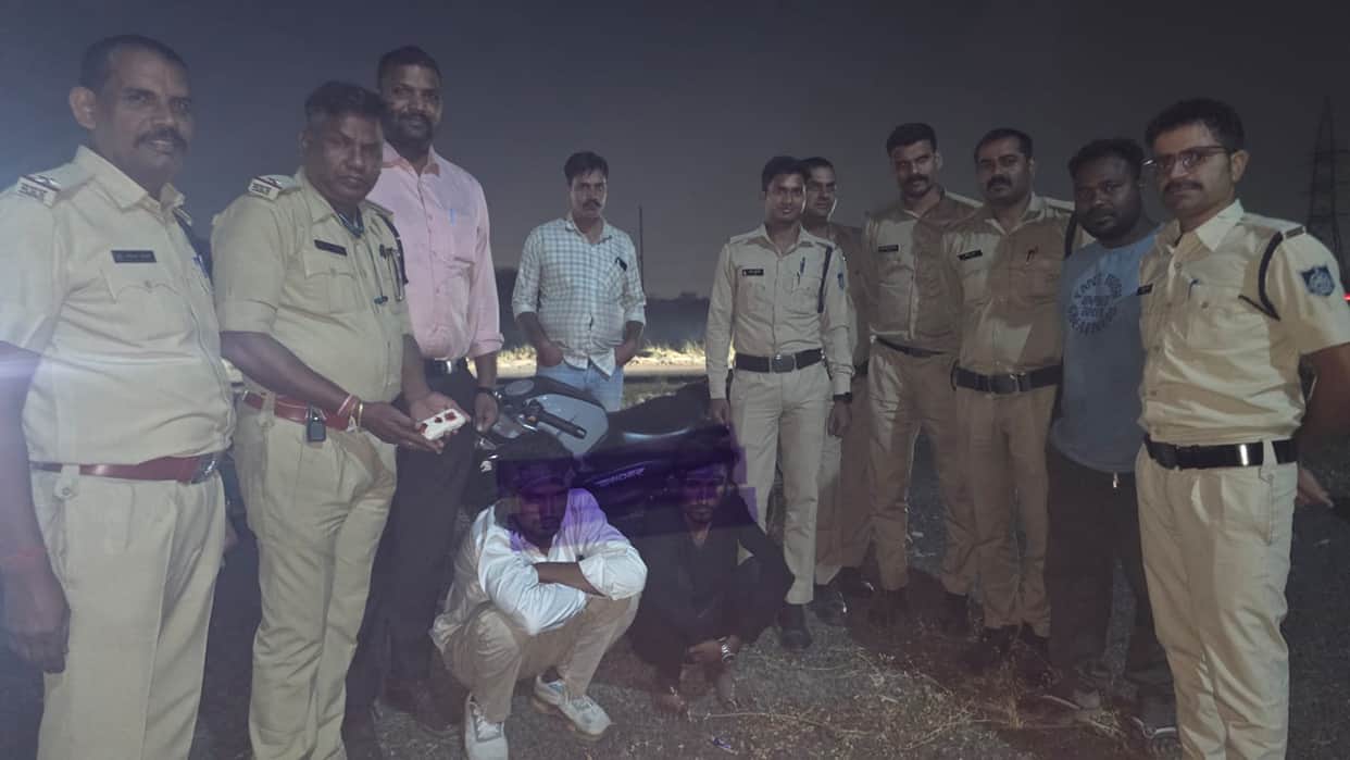 Two MD drug traffickers apprehended following a blockade on the bypass; contraband worth 1.50 lakh seized.