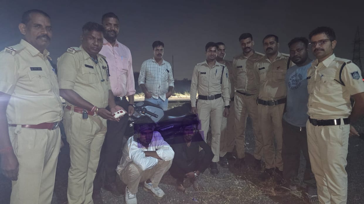 Two MD drug traffickers apprehended following a blockade on the bypass; contraband worth 1.50 lakh seized.