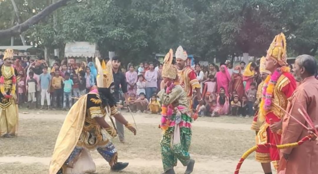 Barabanki News: रामलीला मंचन में अंगद ने नरांतक को मारा