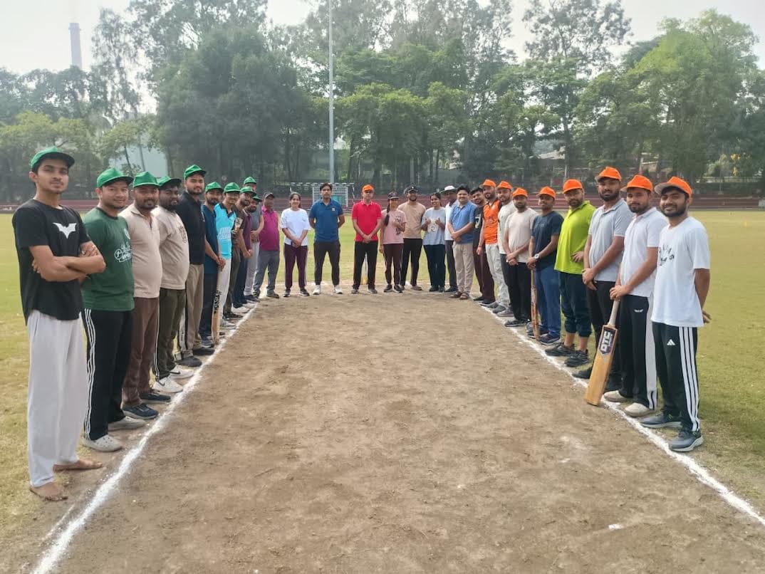 रेणुसागर स्थित आदित्य बिड़ला इंटरमीडिएट कॉलेज के खेल मैदान पर आयोजित कैनवस क्रिकेट प्रतियोगिता 