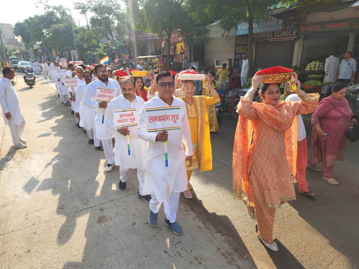 रानियां। जैन धर्म के 32 पवित्र आगमों की यात्रा में लाल वस्त्रों में सजाए गए पवित्र ग्रंथों को स